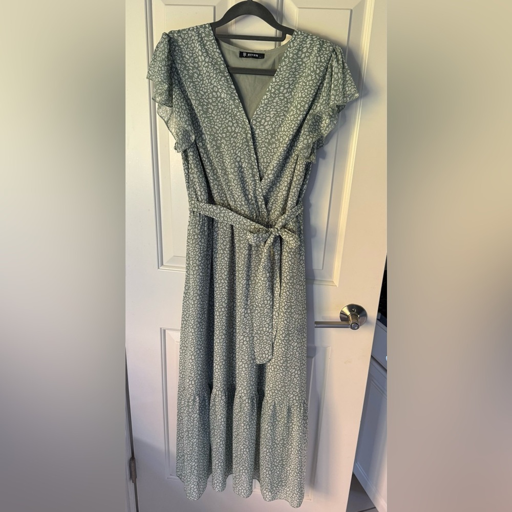 Green Floral Casual Wrap V Neck Ruffle Cap Sleeve Dress / Size M